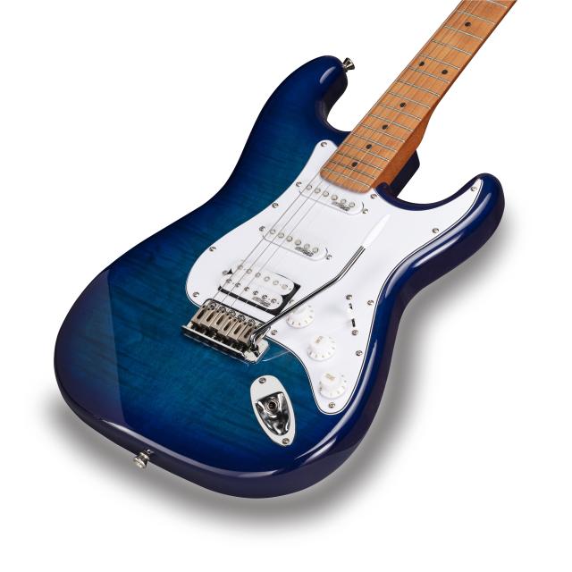 Chitarra elettrica double cutaway con 2 single coil + humbucker splittabile e meccaniche autobloccanti (equipaggiata Wilkinson, tastiera e manico in acero roasted, top fiammato)