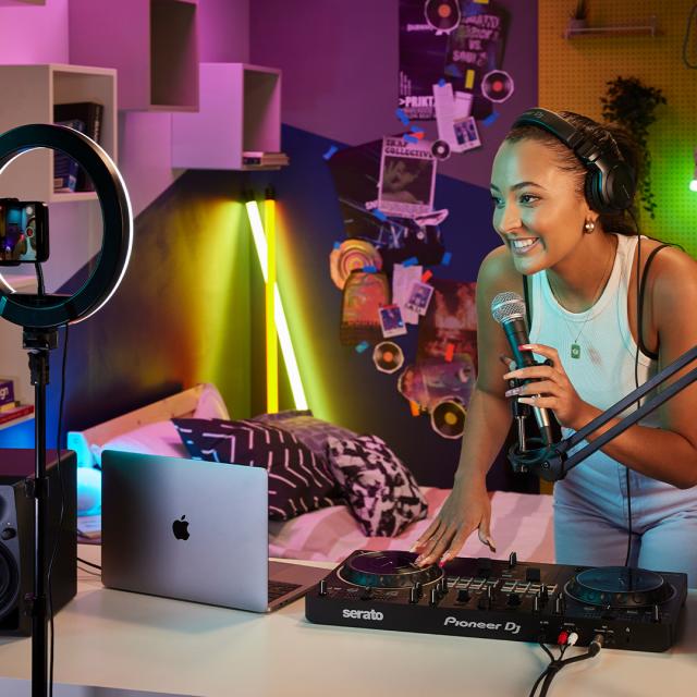 Scratch-style 2-channel DJ controller for Serato DJ Lite