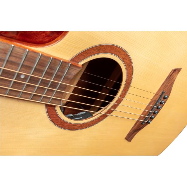 Dreadnought cutaway acoustic guitar with mahogany armrest and preamp (Glossy version)