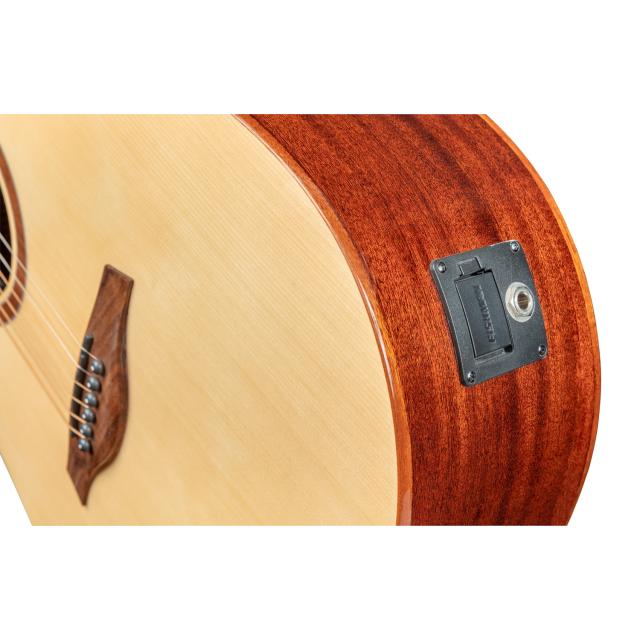 Dreadnought cutaway acoustic guitar with mahogany armrest and preamp (Glossy version)