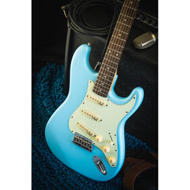 Chitarra elettrica double cutaway con 3 single coil e meccaniche vintage (equipaggiata Wilkinson, tastiera eco-rosewood)