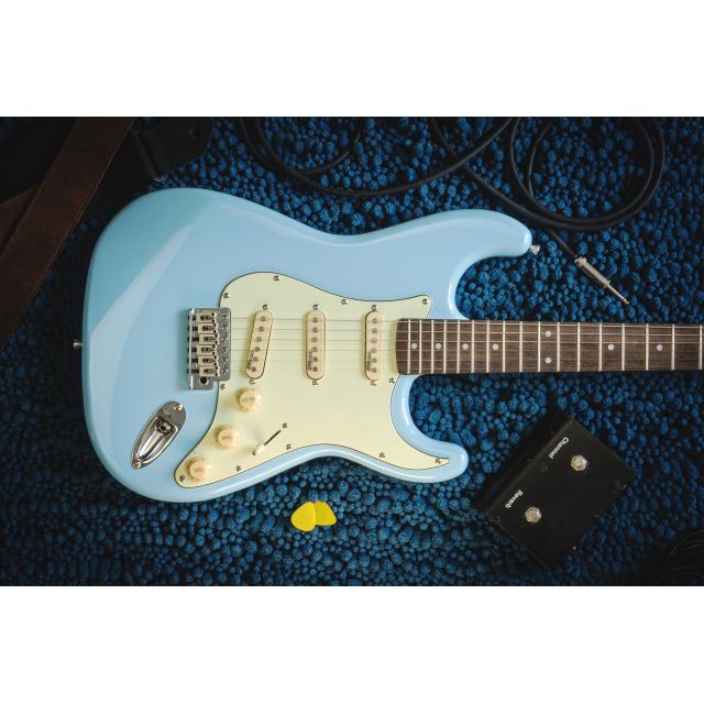 Chitarra elettrica double cutaway con 3 single coil e meccaniche vintage (equipaggiata Wilkinson, tastiera eco-rosewood)