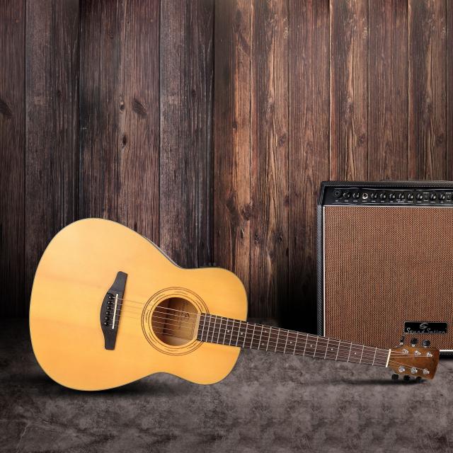 Chitarra acustica Compact con top in abete massello, rosetta incisa e preamp