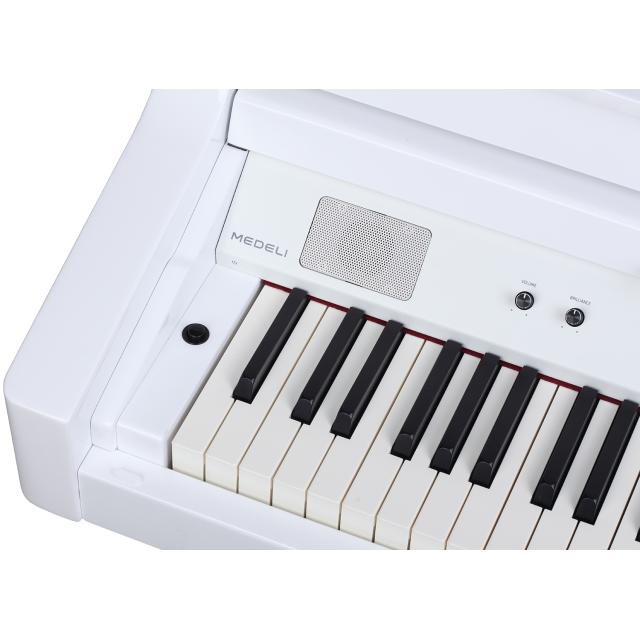 Piano digitale codino con finitura lucida bianca e 88 tasti "hammer action" graduati con triplo sensore