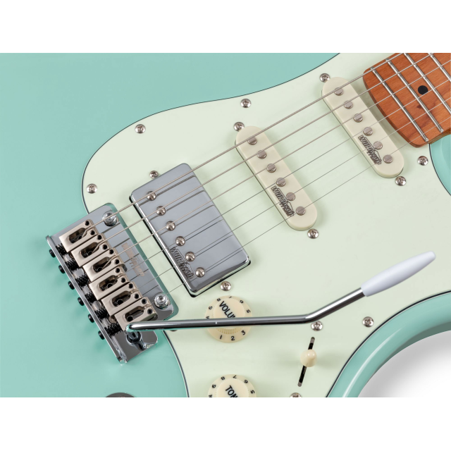 Chitarra elettrica con 2 single coil + humbucker splittabile e meccaniche autobloccanti (equipaggiata Wilkinson, tastiera e manico in acero roasted)