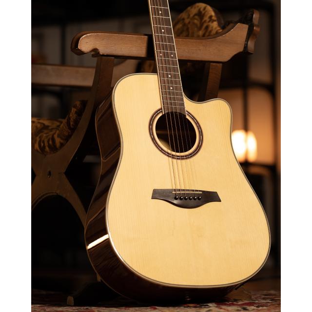 Chitarra acustica cutaway amplificata