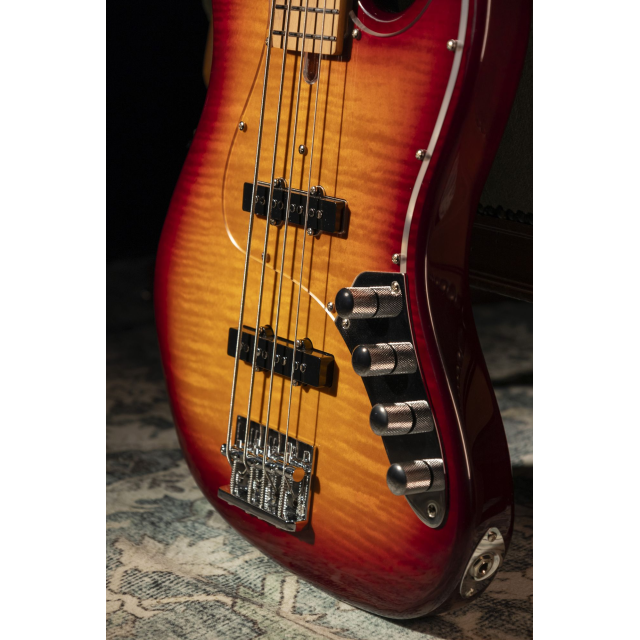 Electric bass with flamed top, roasted maple freboard and neck (4 strings)