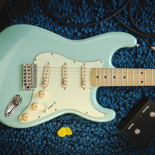 Chitarra elettrica double cutaway con 3 single coil e meccaniche vintage (equipaggiata Wilkinson, tastiera acero)