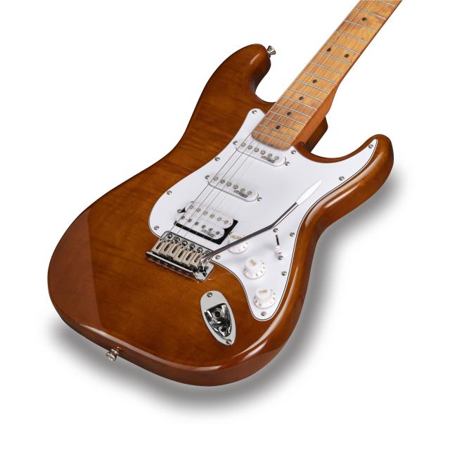 Chitarra elettrica double cutaway con 2 single coil + humbucker splittabile e meccaniche autobloccanti (equipaggiata Wilkinson, tastiera e manico in acero roasted, top fiammato)