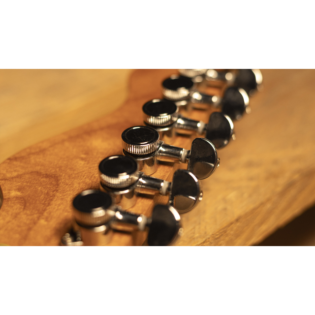 Chitarra elettrica con 2 single coil + humbucker splittabile e meccaniche autobloccanti (equipaggiata Wilkinson, tastiera e manico in acero roasted)