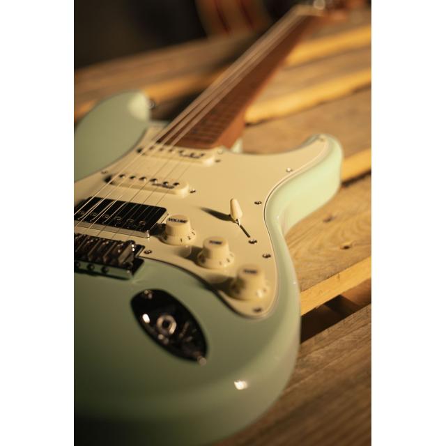 Electric guitar with 2 single coils + splittable humbucker and self-locking tuners (Wilkinson equipped, roasted maple neck)