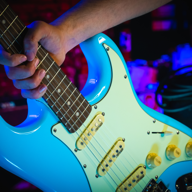 Chitarra elettrica double cutaway con 3 single coil e meccaniche vintage (equipaggiata Wilkinson, tastiera eco-rosewood)