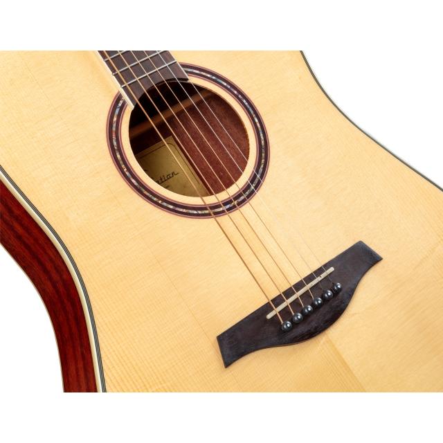 Chitarra acustica cutaway amplificata