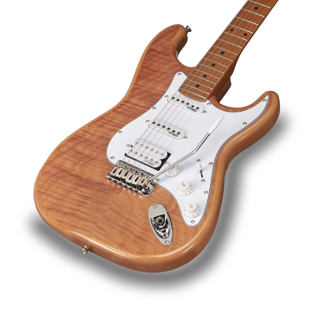 Chitarra elettrica double cutaway con 2 single coil + humbucker splittabile e meccaniche autobloccanti (equipaggiata Wilkinson, tastiera e manico in acero roasted, top fiammato)