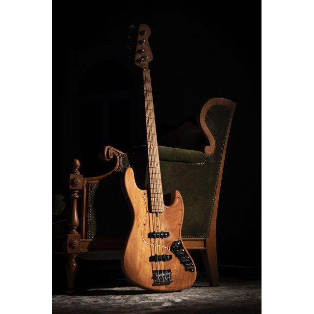 Electric bass with roasted maple freboard and neck (4 strings)