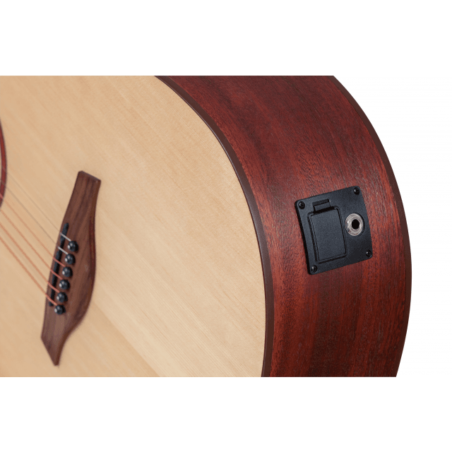 Chitarra acustica dreadnought cutaway amplificata