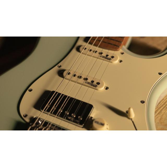 Electric guitar with 2 single coils + splittable humbucker and self-locking tuners (Wilkinson equipped, roasted maple neck)