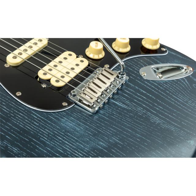 Double cutaway electric guitar with 2 single coils + splittable humbucker (nitro finish)