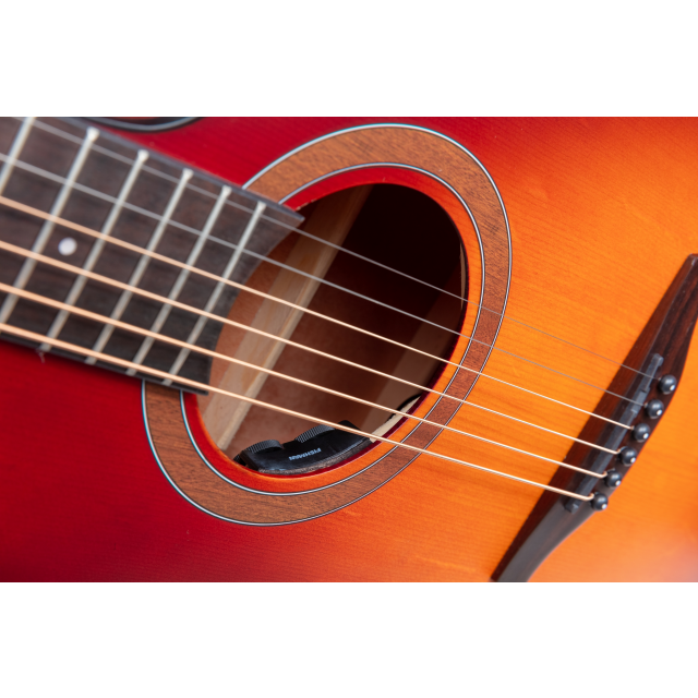 Chitarra acustica dreadnought cutaway amplificata con armrest