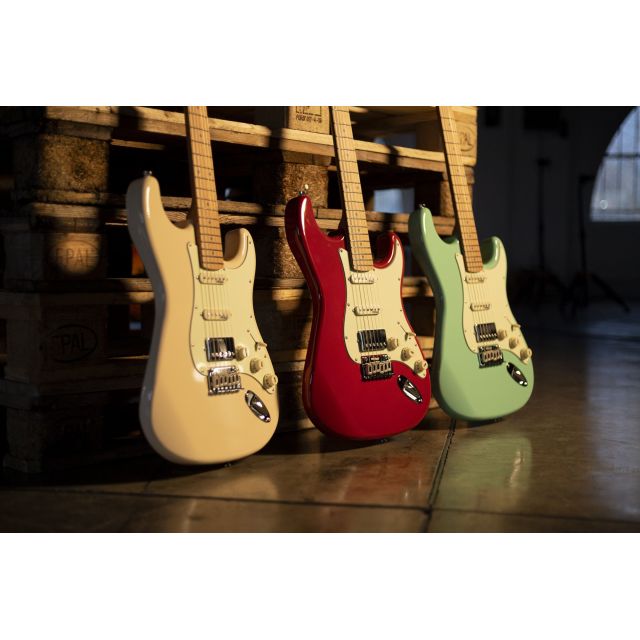 Chitarra elettrica con 2 single coil + humbucker splittabile e meccaniche autobloccanti (equipaggiata Wilkinson, tastiera e manico in acero roasted)