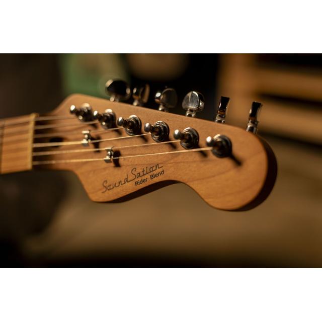Chitarra elettrica con 2 single coil + humbucker splittabile e meccaniche autobloccanti (equipaggiata Wilkinson, tastiera e manico in acero roasted)