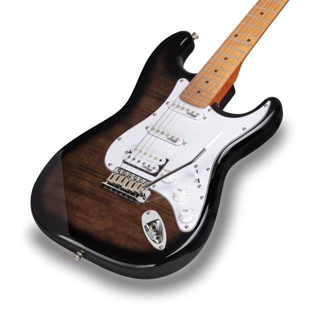 Chitarra elettrica double cutaway con 2 single coil + humbucker splittabile e meccaniche autobloccanti (equipaggiata Wilkinson, tastiera e manico in acero roasted, top fiammato)