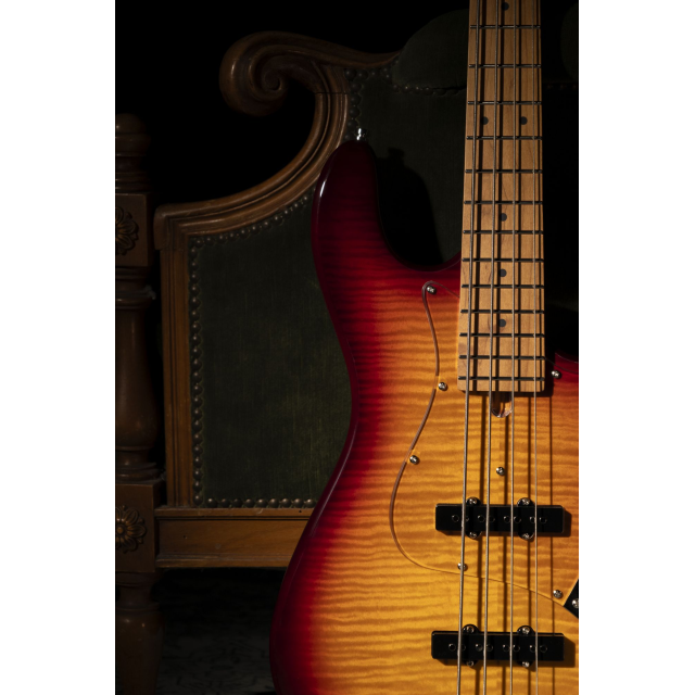 Electric bass with flamed top, roasted maple freboard and neck (4 strings)