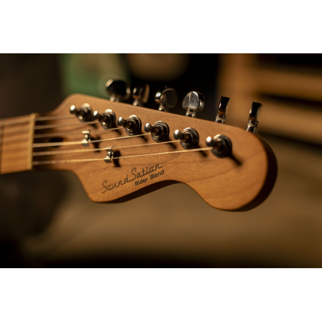 Chitarra elettrica con 2 single coil + humbucker splittabile e meccaniche autobloccanti (equipaggiata Wilkinson, tastiera e manico in acero roasted)