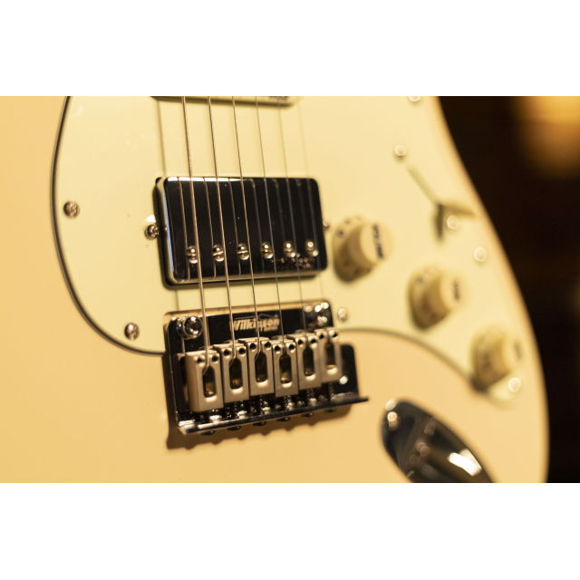 Chitarra elettrica con 2 single coil + humbucker splittabile e meccaniche autobloccanti (equipaggiata Wilkinson, tastiera e manico in acero roasted)