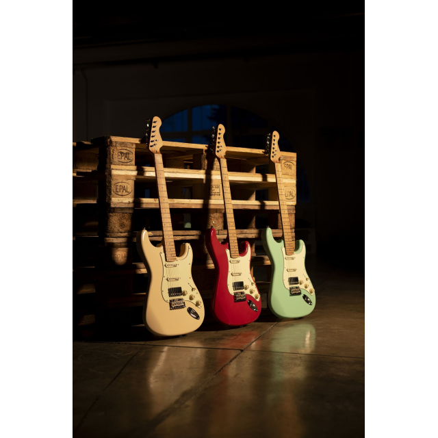 Chitarra elettrica con 2 single coil + humbucker splittabile e meccaniche autobloccanti (equipaggiata Wilkinson, tastiera e manico in acero roasted)