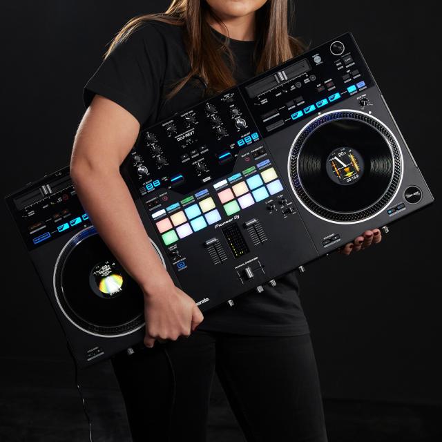 Scratch-style 2-channel professional DJ controller for Serato DJ Pro