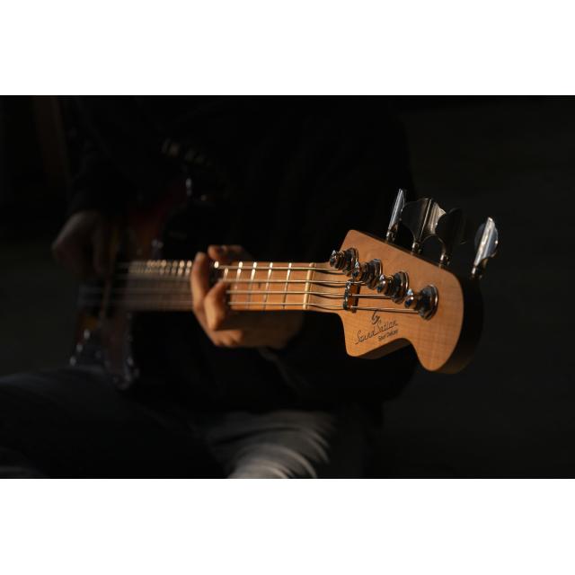 Electric bass with flamed top, roasted maple freboard and neck (4 strings)