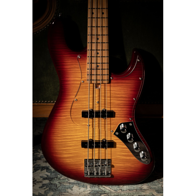 Electric bass with flamed top, roasted maple freboard and neck (4 strings)