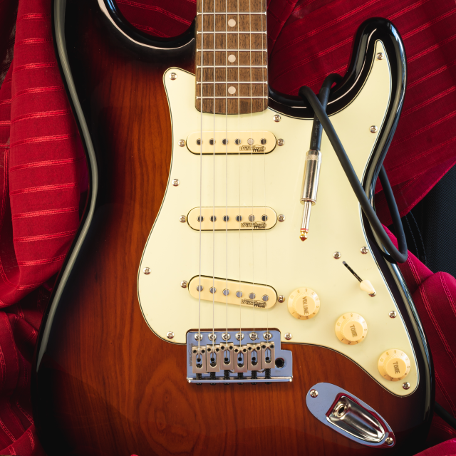 Double cutaway electric guitar with 3 single coils and vintage tuners (Wilkinson equipped, eco-rosewood fretboard)