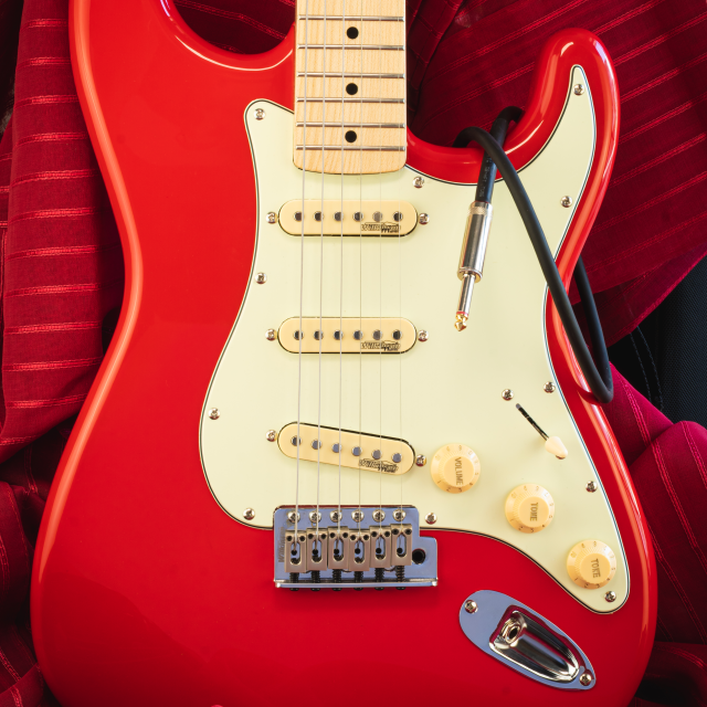 Double cutaway electric guitar with 3 single coils and vintage tuners (Wilkinson equipped, maple fretboard)