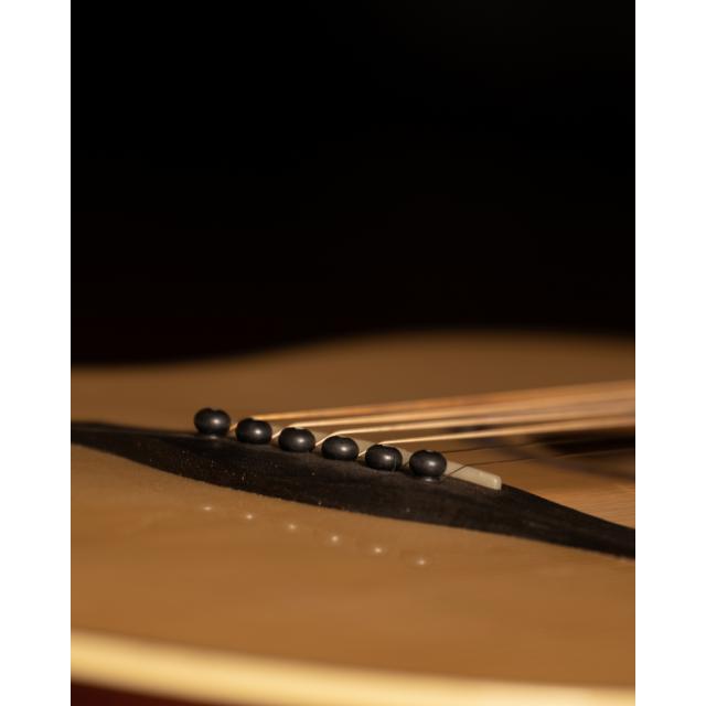 Chitarra acustica cutaway amplificata
