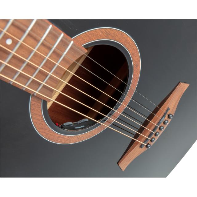 Dreadnought cutaway acoustic guitar with mahogany armrest and preamp (Glossy version)