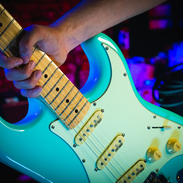 Chitarra elettrica double cutaway con 3 single coil e meccaniche vintage (equipaggiata Wilkinson, tastiera acero)