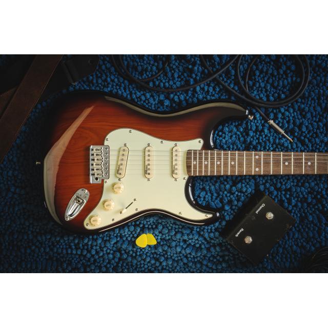Double cutaway electric guitar with 3 single coils and vintage tuners (Wilkinson equipped, eco-rosewood fretboard)