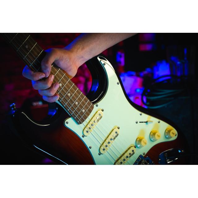 Double cutaway electric guitar with 3 single coils and vintage tuners (Wilkinson equipped, eco-rosewood fretboard)