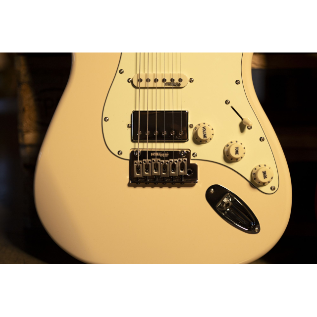 Chitarra elettrica con 2 single coil + humbucker splittabile e meccaniche autobloccanti (equipaggiata Wilkinson, tastiera e manico in acero roasted)