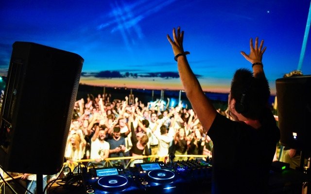 ​Do you need more sound!!!? Look at those speakers for your summer!