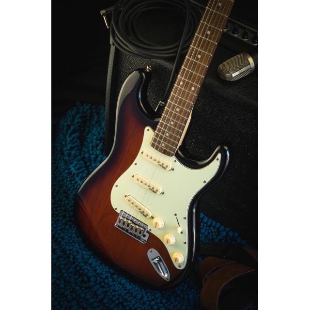 Double cutaway electric guitar with 3 single coils and vintage tuners (Wilkinson equipped, eco-rosewood fretboard)