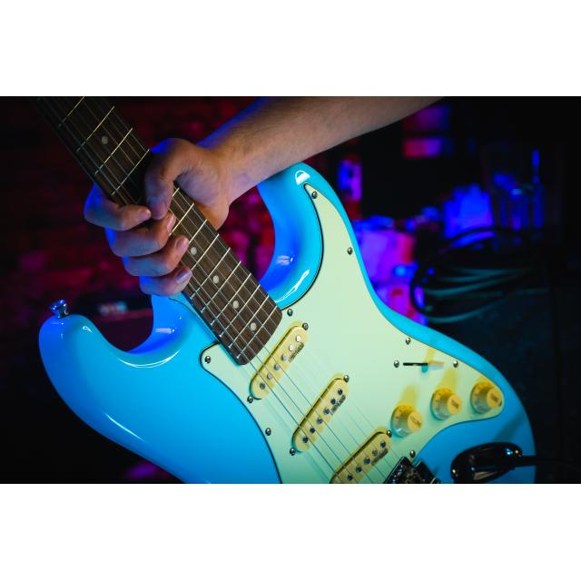 Double cutaway electric guitar with 3 single coils and vintage tuners (Wilkinson equipped, eco-rosewood fretboard)