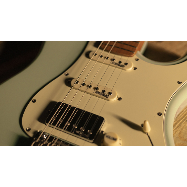 Chitarra elettrica con 2 single coil + humbucker splittabile e meccaniche autobloccanti (equipaggiata Wilkinson, tastiera e manico in acero roasted)