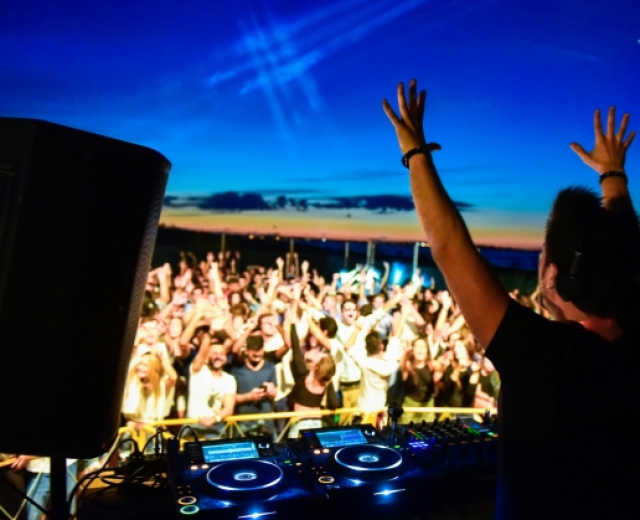 ​Do you need more sound!!!? Look at those speakers for your summer!