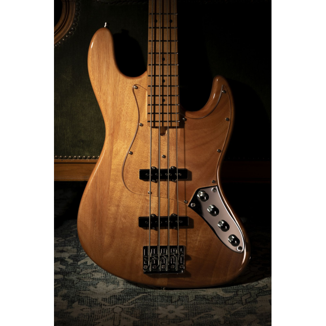 Electric bass with roasted maple freboard and neck (4 strings)