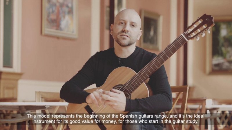 Fernando Espí prueba el modelo 10 de Guitarras Cuenca