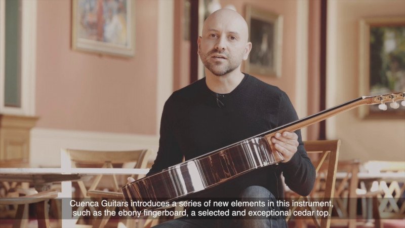 Fernando Espí prueba el modelo 40  R de Guitarras Cuenca