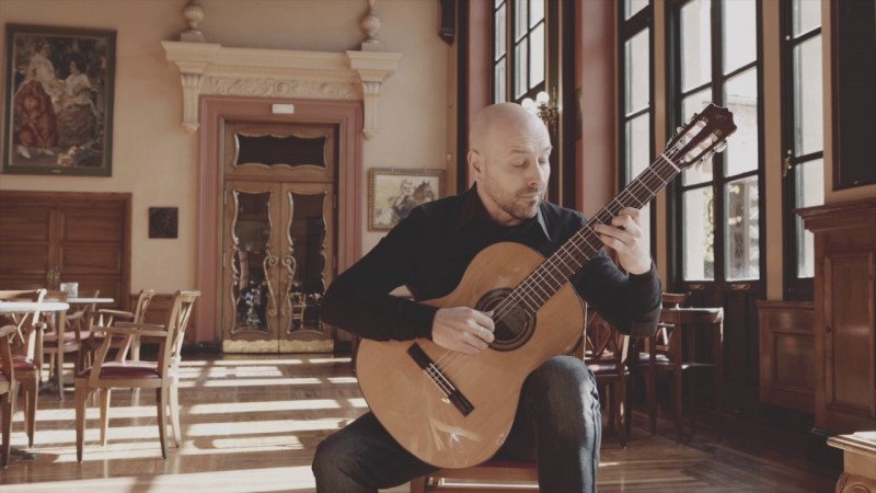 Fernando Espí prueba el modelo 30 Cuenca Guitars